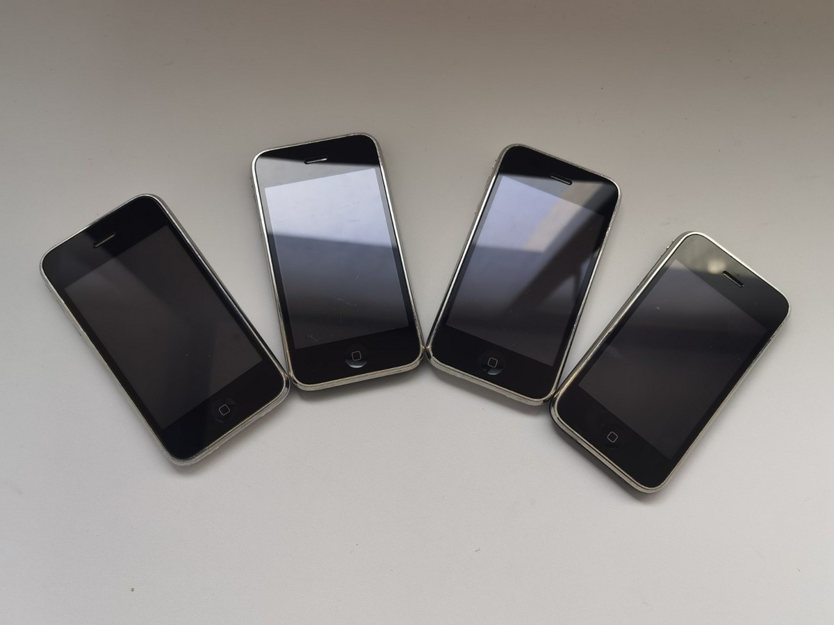 【美品‼︎】iPhone 3GS Black & White 2端末セット Apple iPhone 3GS - 8 GB / 16 GB / 32 GB - Black White (Unlocked
