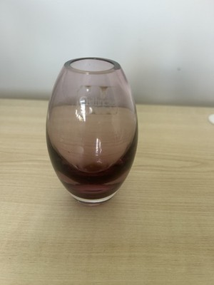 Caithness, kleine Posy Vase auf schwerer Basis in der Farbe Lila Meliert. 4 Zoll sehr guter Zustand