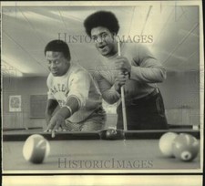 1974 Press Photo Baylor football players Pat McNeil and Ebow playing pool