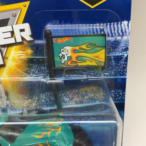 Monster Jam Avenger Flashback Hot Wheels 1:64 Truck Team Flag Series sin humo - Imagen 6 de 10