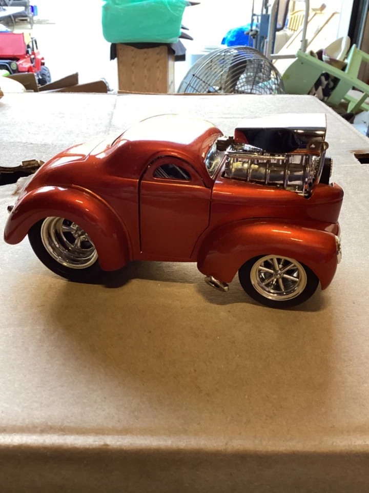 1941 WILLYS COUPE - MUSCLE MACHINES - 1:64 Orange in Excellent Condition - Image 3 of 4