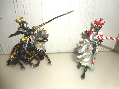  NEW WITH TAG SAFARI LTD PLASTOY Medieval 2 Knight WITH HORSES Warrior Figurines