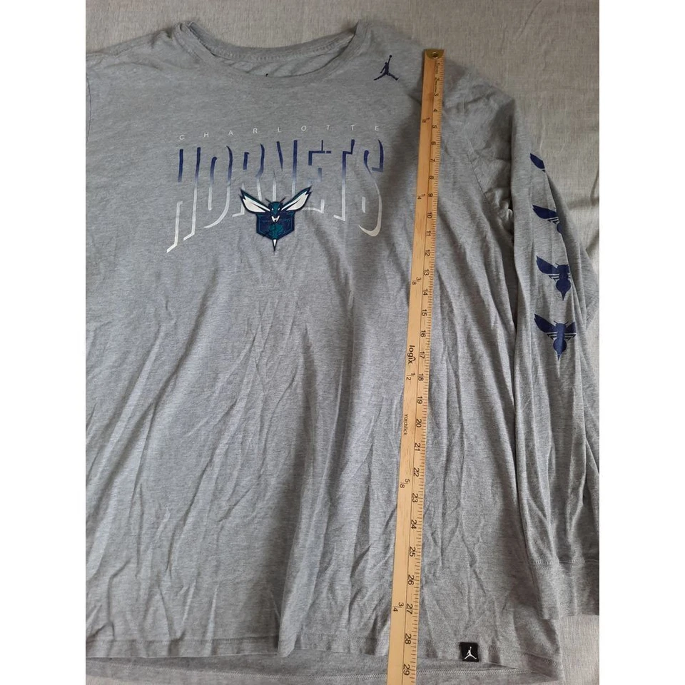 Air Jordan Hombres 4XL Charlotte Hornets Arte Logo Exterior Camiseta Manga Larga Foto 2 de 4