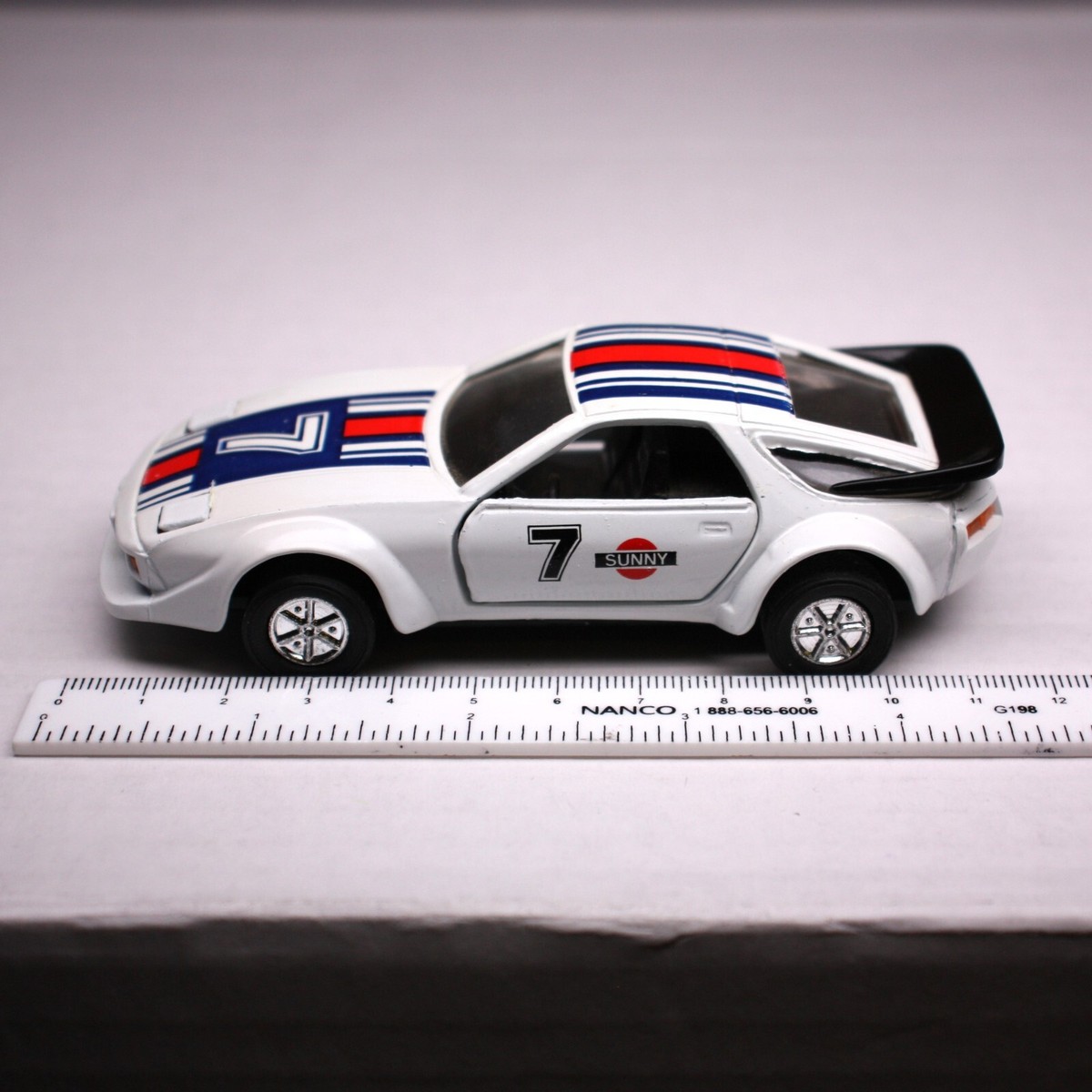 ポルシェ928 マルティーニレーシングのミニカー Porsche 928 SS-903 1:39 Sunny #7 Diecast Martini Race Car (403839