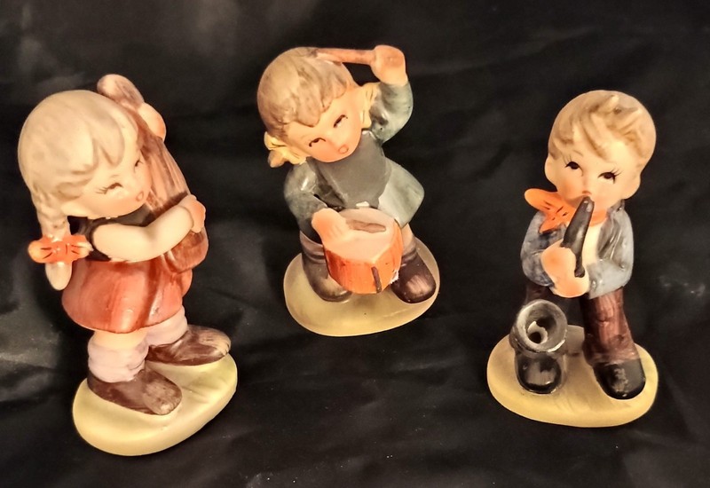 NAPCO Vintage Set Of 3 Porcelain Musician Figurines,    marked umbered