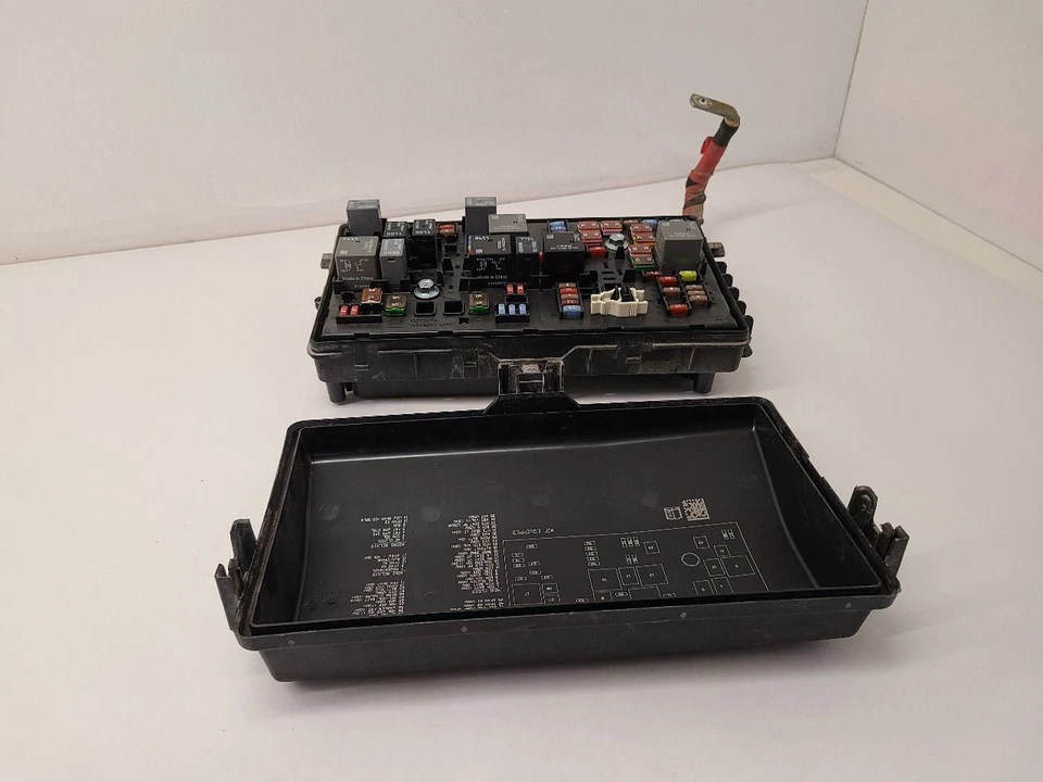 2013 CADILLAC XTS Fuse Box Engine Foto 2 de 4