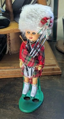 MEGO CORP Highland Dress Piper Scottish Doll (1976) Bagpipes/Kilt/Stand VINTAGE