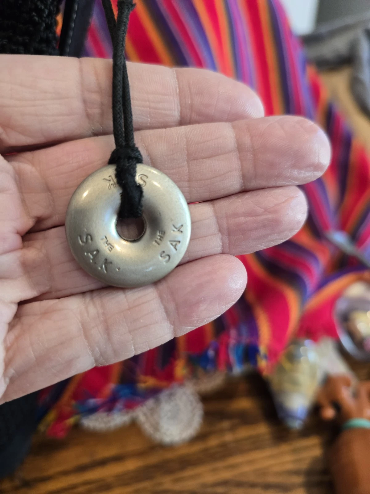 Borsa a tracolla The Sak in maglia nera secchiello borsa 13" x 12" boho