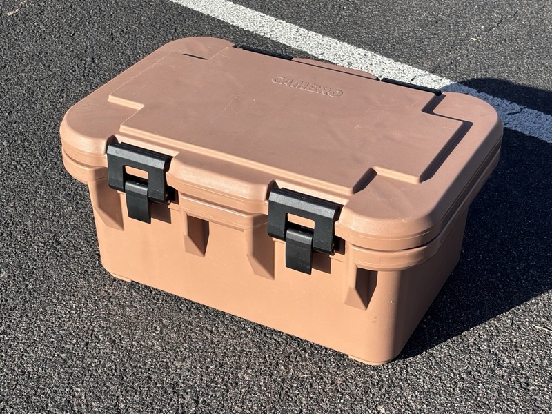 NEW Cambro  UPCS180 Hot Box Insulated Food Carrier With 3 Stainless Pans