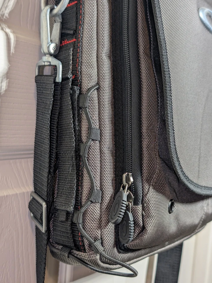 OAKLEY Y2K Gris Táctico Equipo de Campo Vertical Mensajero Paquete de Día Bolso para Laptop De Colección Foto 3 de 4