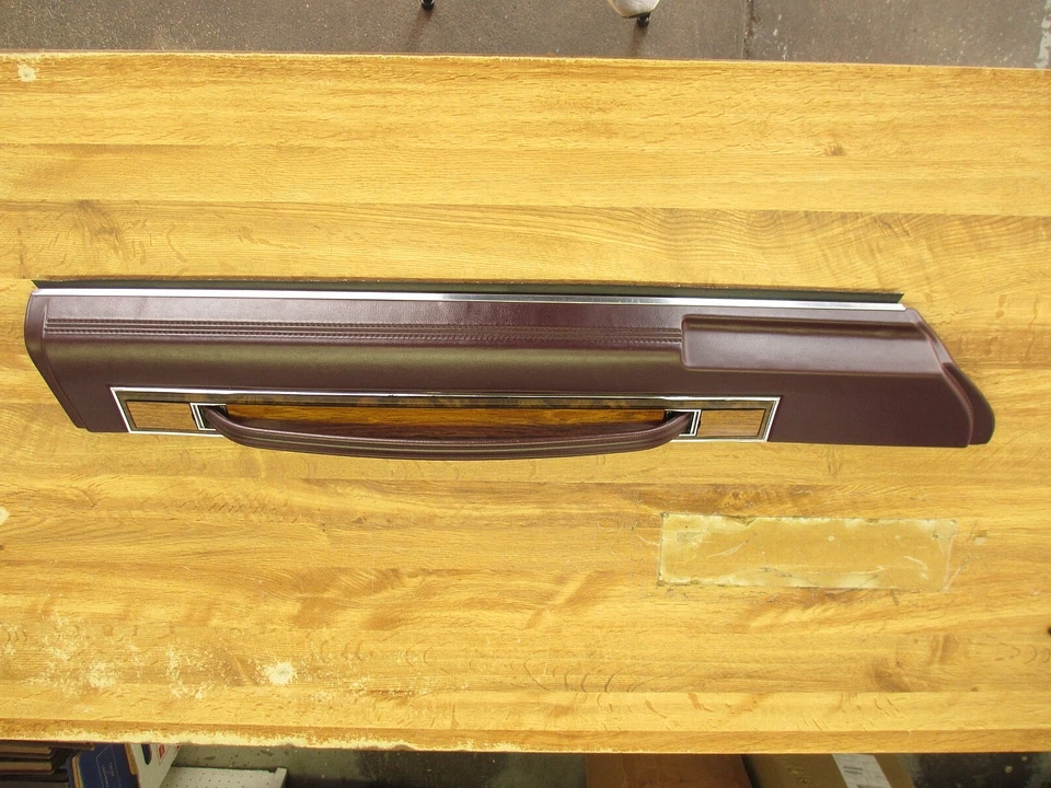 1980-1983 CADILLAC SEVILLE LEFT FRONT DOOR PULL HANDLE / TRIM ASSEMBLY CLARET - Image 2 of 4
