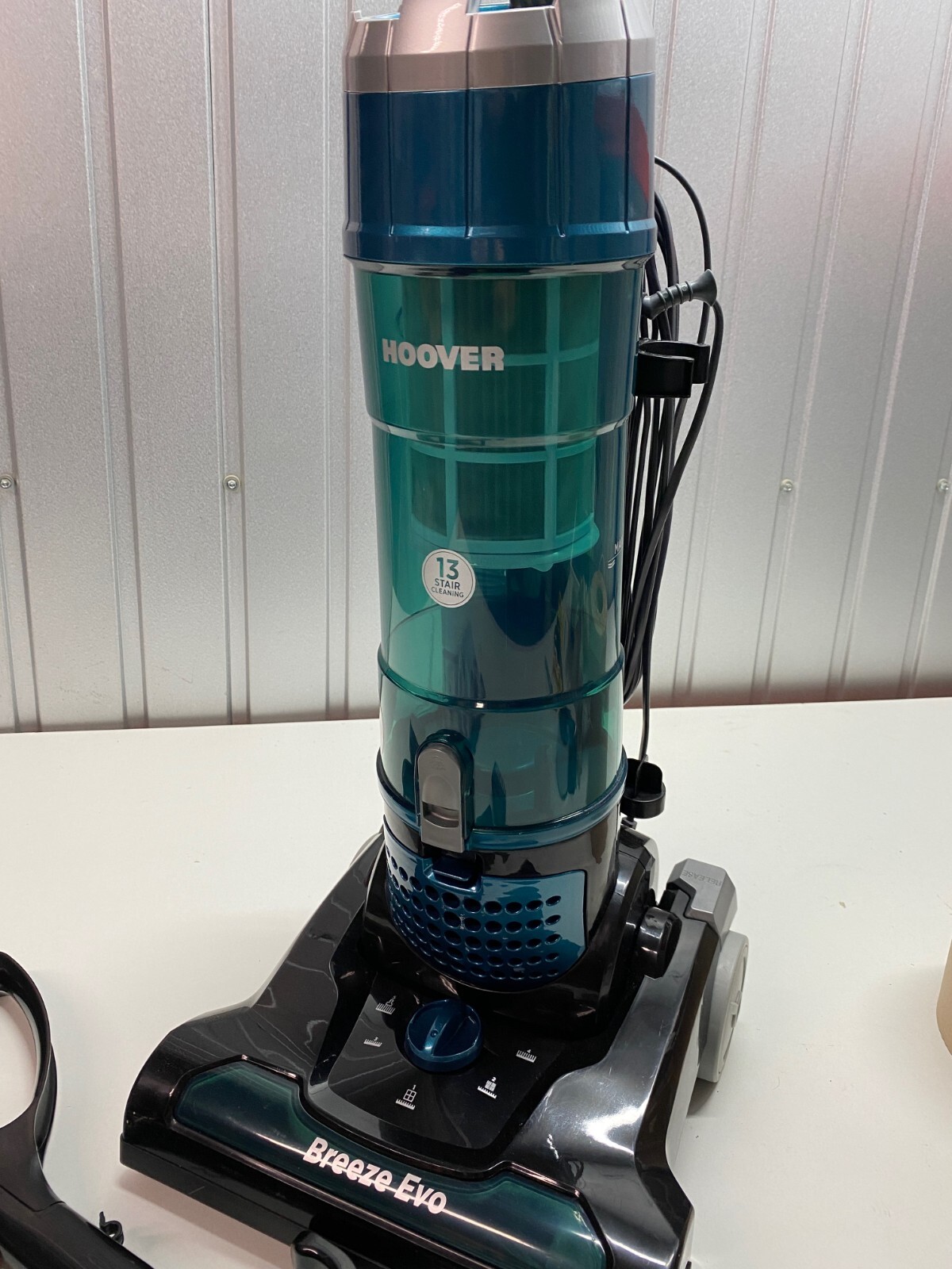 Hoover TH31BO01 Bagless Upright Vacuum Cleaner Breeze Evo Lightweight