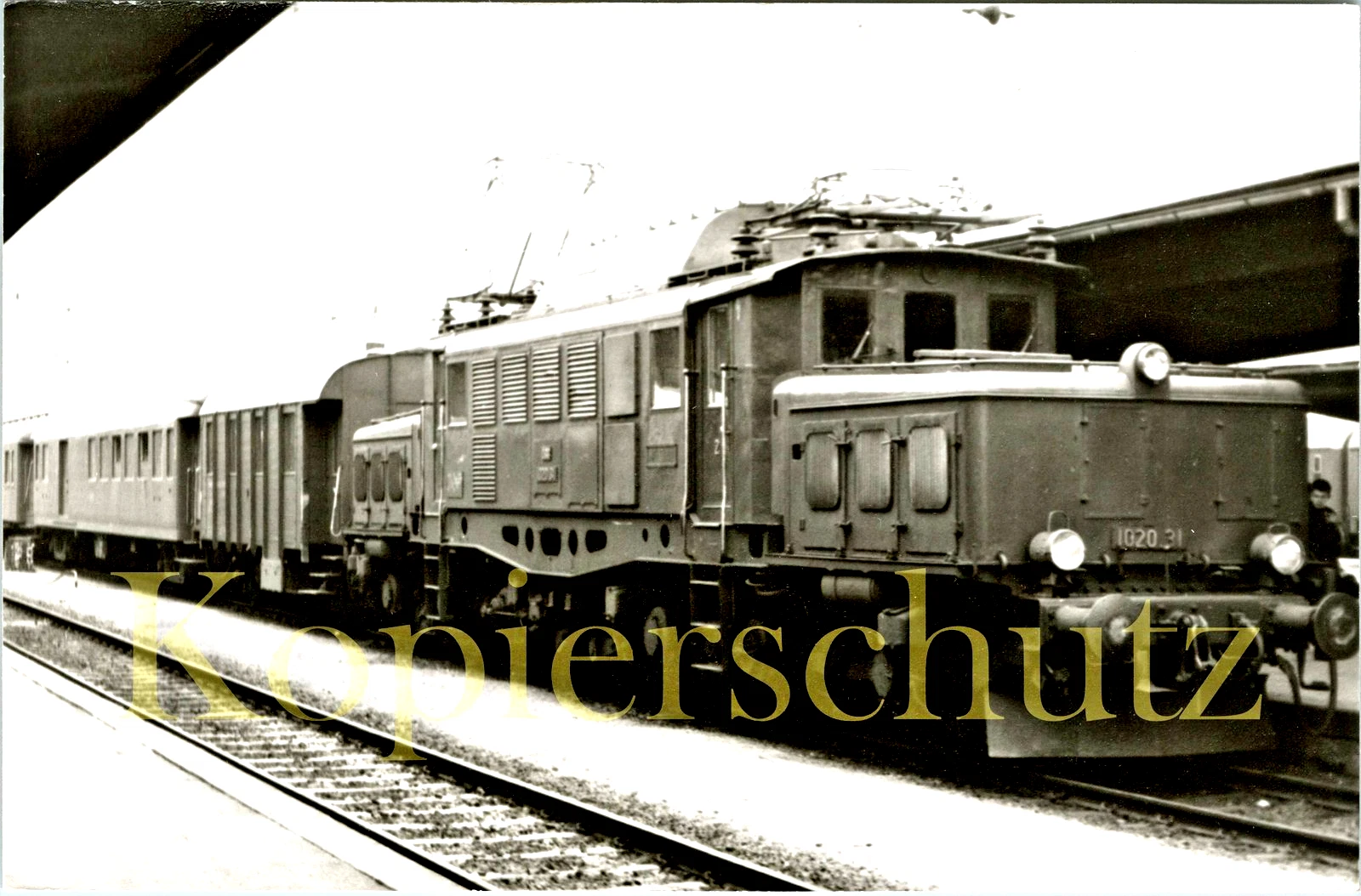 Foto - ÖBB 1020.31 (ex E94 077)mit SBB Heizwagen vor SNCF Wintersport-Zug 3.1970 - Bild 1 von 1