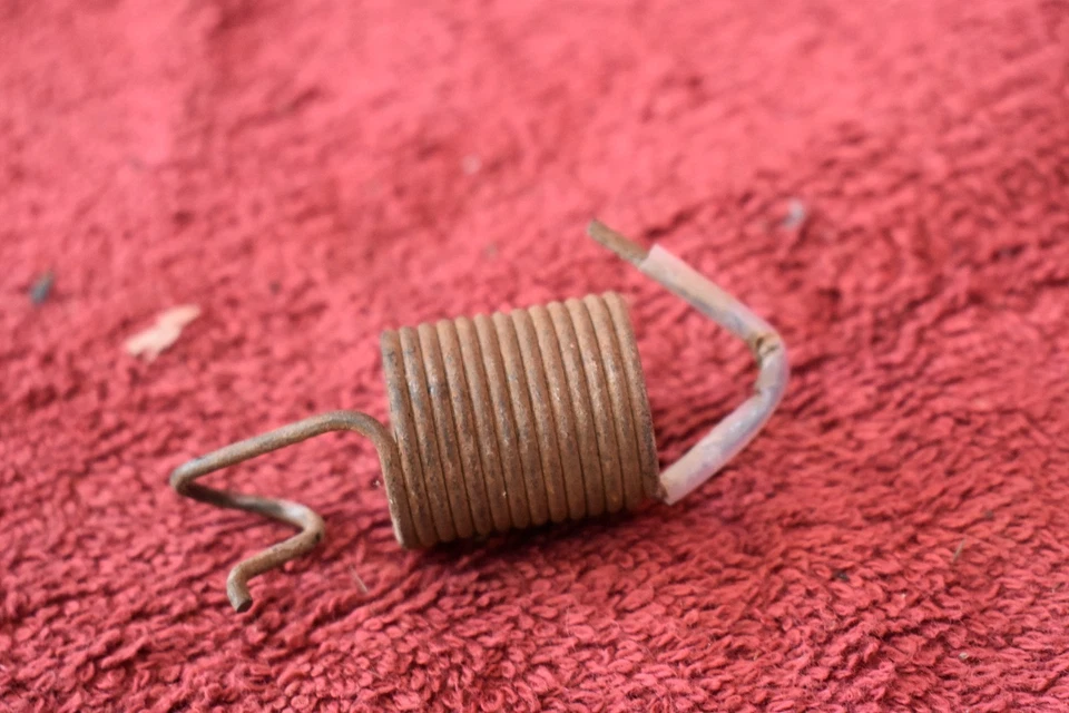 70-78 Datsun 240Z 260Z 280Z cable de freno trasero par de resorte de retención OEM usado Foto 3 de 4