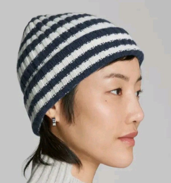 Everlane Cashmere Ribbed Striped Beanie Navy Bone Recycled Cashmere Wool Hat NWT Merino/cashmere beanie in navy — Y-0004 | YACAIA main image 2