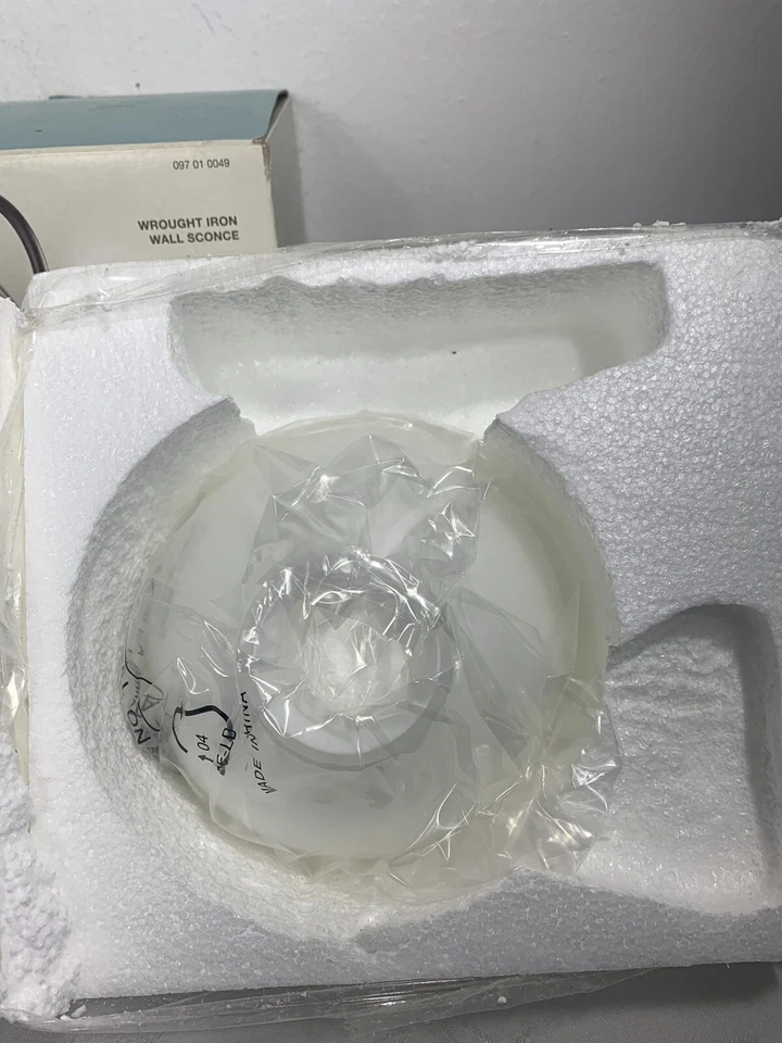 Aplique de pared eléctrico Restore & Restyle pantalla de vidrio de hierro forjado nuevo Foto 4 de 4