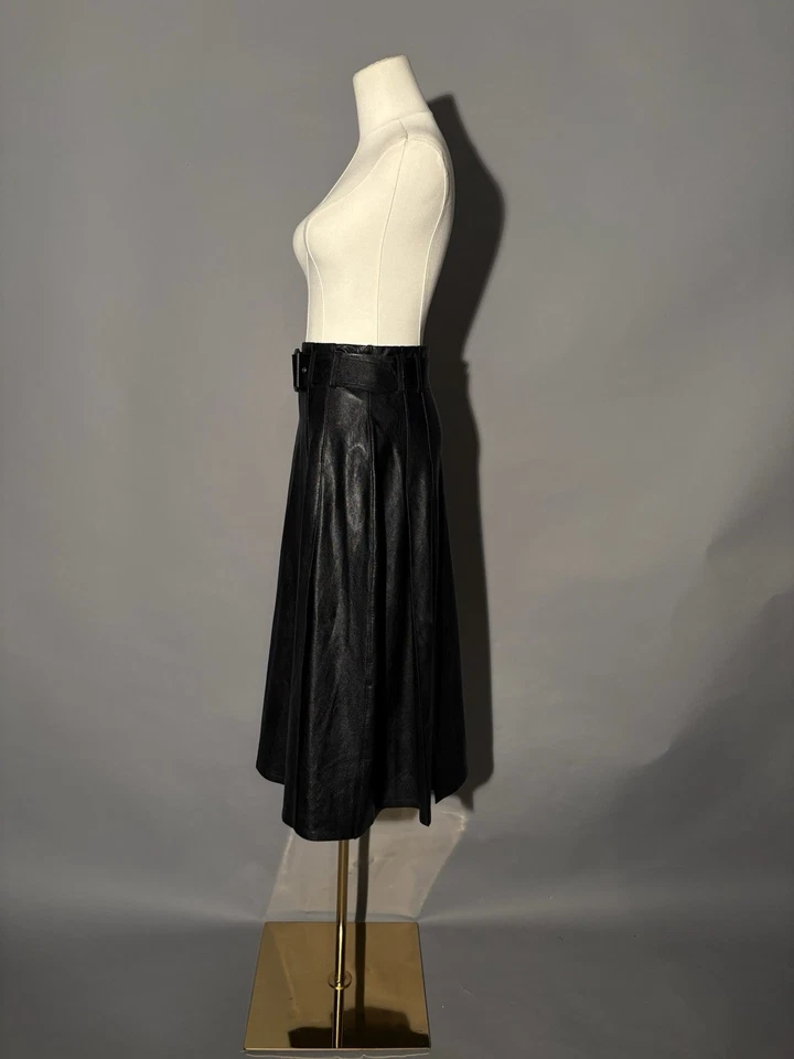 Falda midi plisada de cuero sintético estilo vintage negra con cinturón para mujer pequeña comando Foto 2 de 4