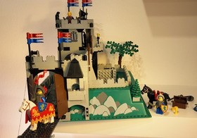 Lego Knights Castle: King's Mountain Fortress 6081. Good condition. 90s Vintage 