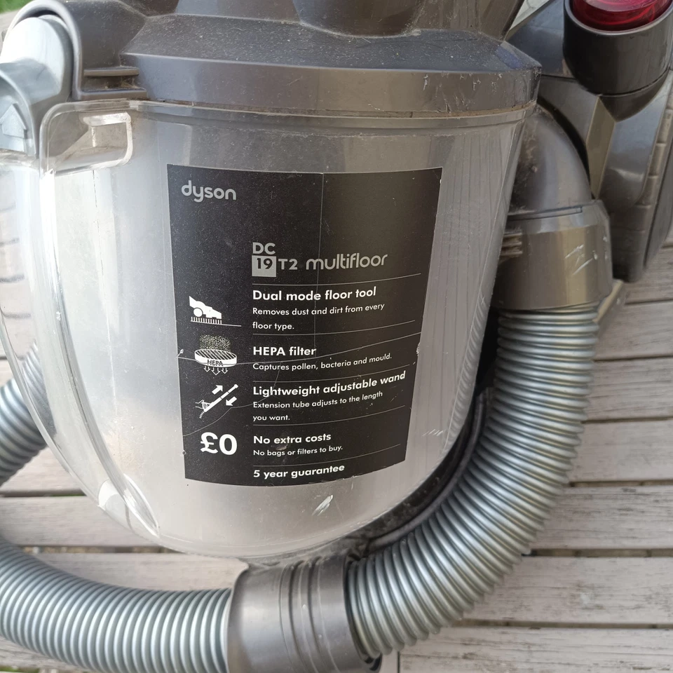 Dyson DC19T2 Vacuum Cleaner for Parts Not Working Spares Or Repairs - Image 3 of 4
