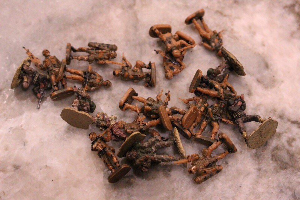 1 Inch Miniatures Huge lot ~300 Plastic Miniature Army Soldiers 1