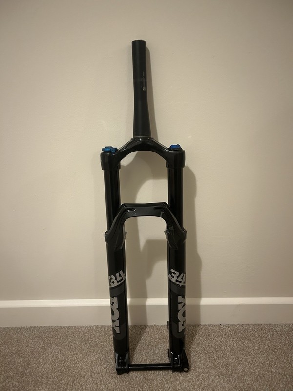 Fox 34s 140mm travel 200mm steerer used for 6 months, few scrapes barely worn.
