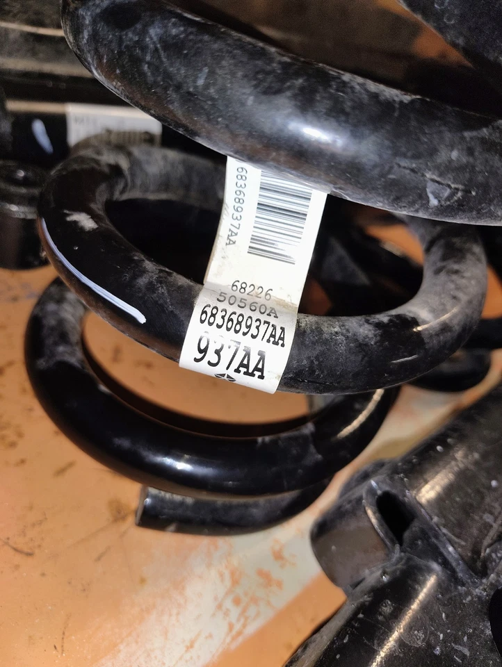 Muelles helicoidales originales Dodge 68368937AA 19-24 Dodge RAM 3500 Foto 2 de 4