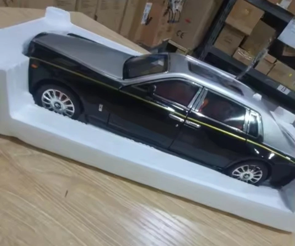 Rolls-Royce Phantom in scala 1:18, realizzato in metallo da collezione.  - Immagine 3 di 4