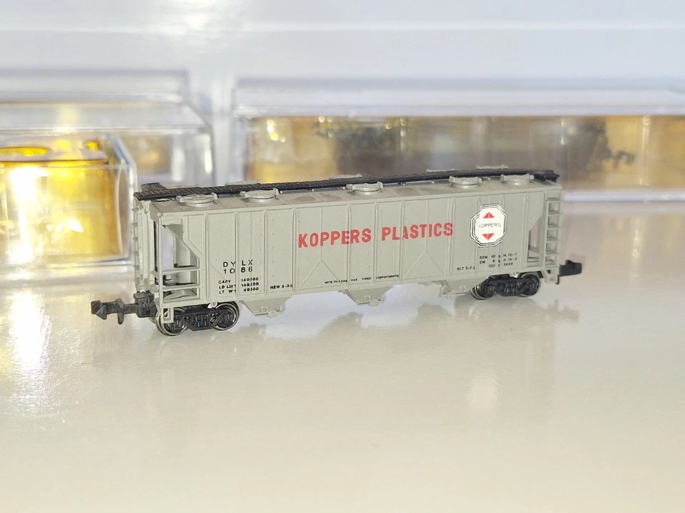 Bachmann N Scale 73893 Koppers Plastic 3 Bay Hoppers x 3. As New, Used Cond. Box - Image 3 of 4