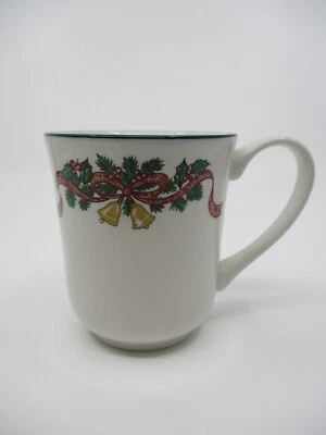 JOHNSON BROTHERS VICTORIAN CHRISTMAS MUG - 3 7/8" 1009H
