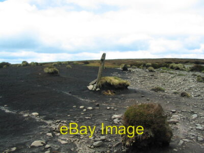 Foto 6x4 Steinpfosten und Torfhags Capel-y-Arg A lonely stone post amon c2007