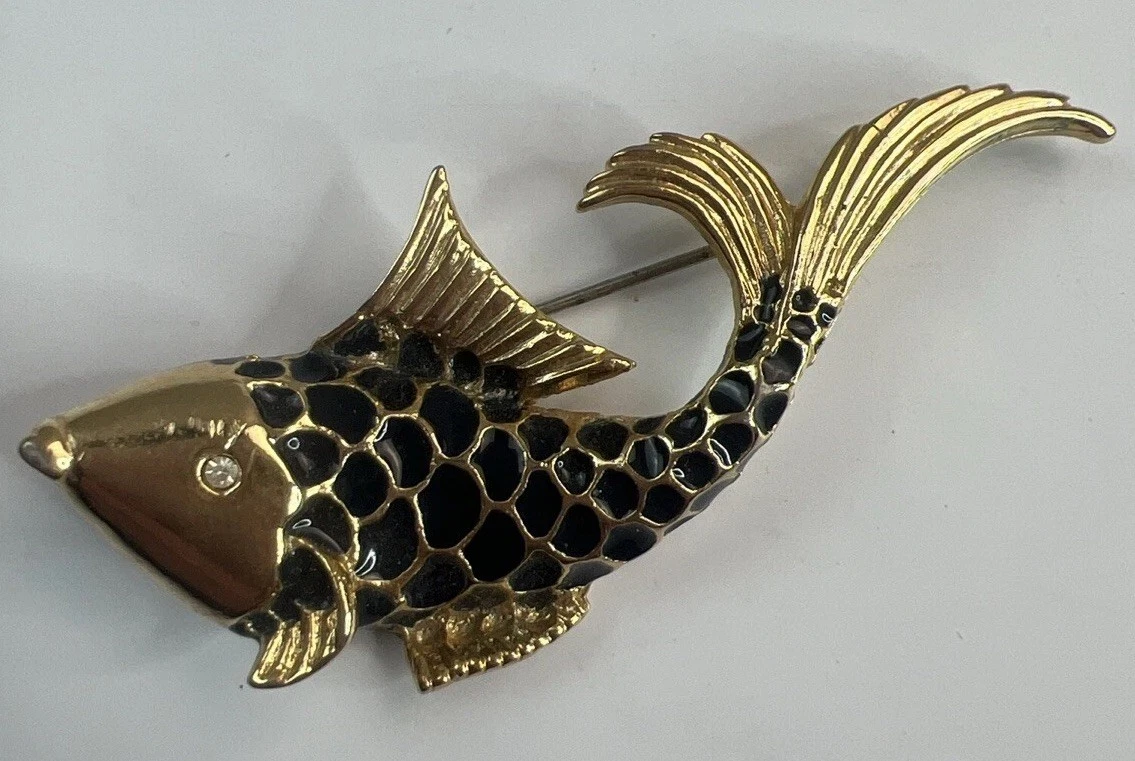 Broche Vintage Signée CORO - Motif Poisson En Métal Doré Avec Strass Rouge - Occasion