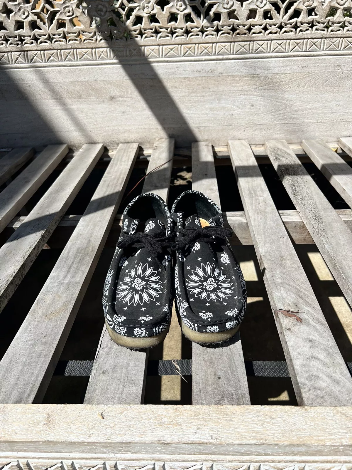 Chaussures paisibles noires Supreme Clarks Wallabee
