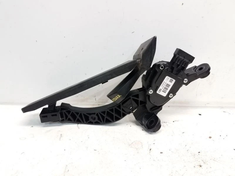 2013 Hyundai Elantra (1.8L / AT / Coupe) Accelerator Pedal DBW - Drive By Wire - Image 2 of 4