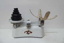 VINTAGE WHITE ENAMEL KITCHEN BALANCE SCALES WITH SET OF 5 CAST IRON WEIGHTS