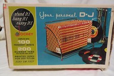 IOB ELLIOTTS DISC JOCKEY HOLDS 45RPM RECORDS WIRE STAND