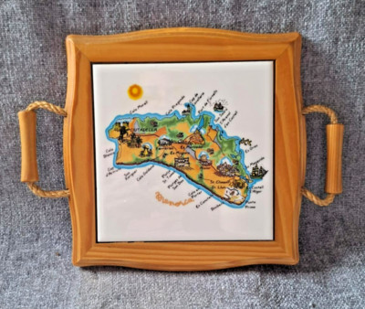Dekoratives Holztablett mit Keramikfliese - Karte von Menorca. Souvenir aus Spanien.