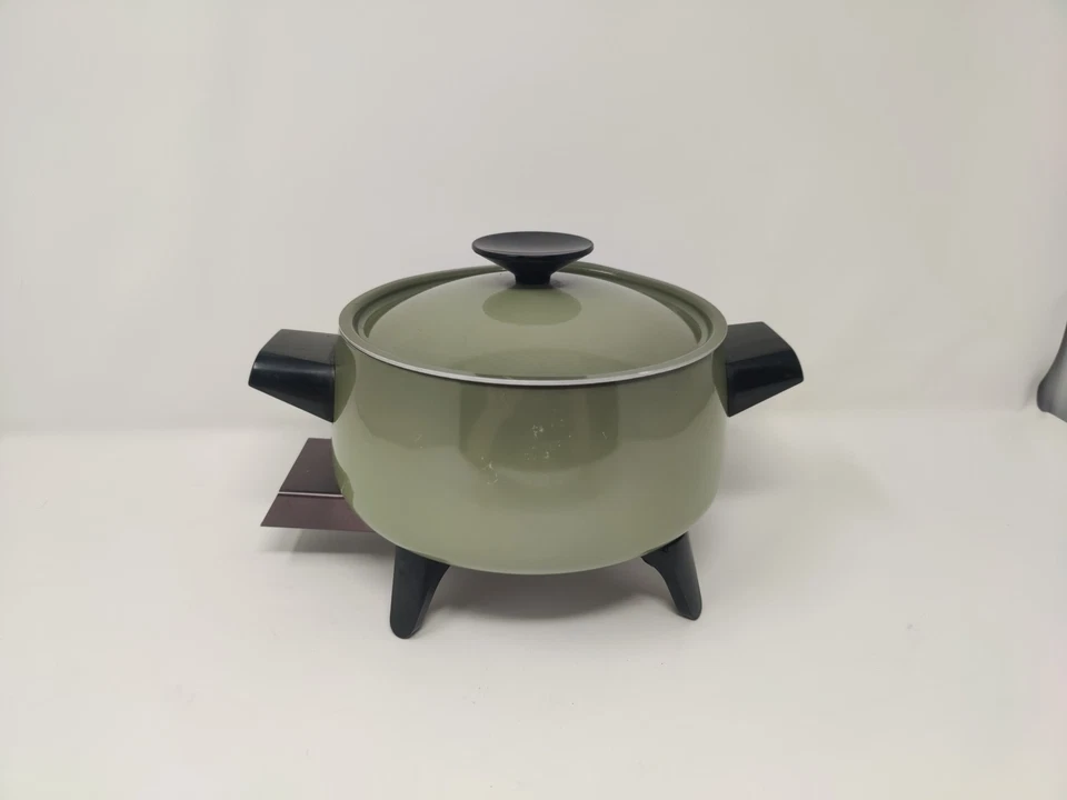 Pote de fondue elétrico verde West Bend 1837 com controle de calor e livro de receitas 2 qt - Imagem 2 de 4