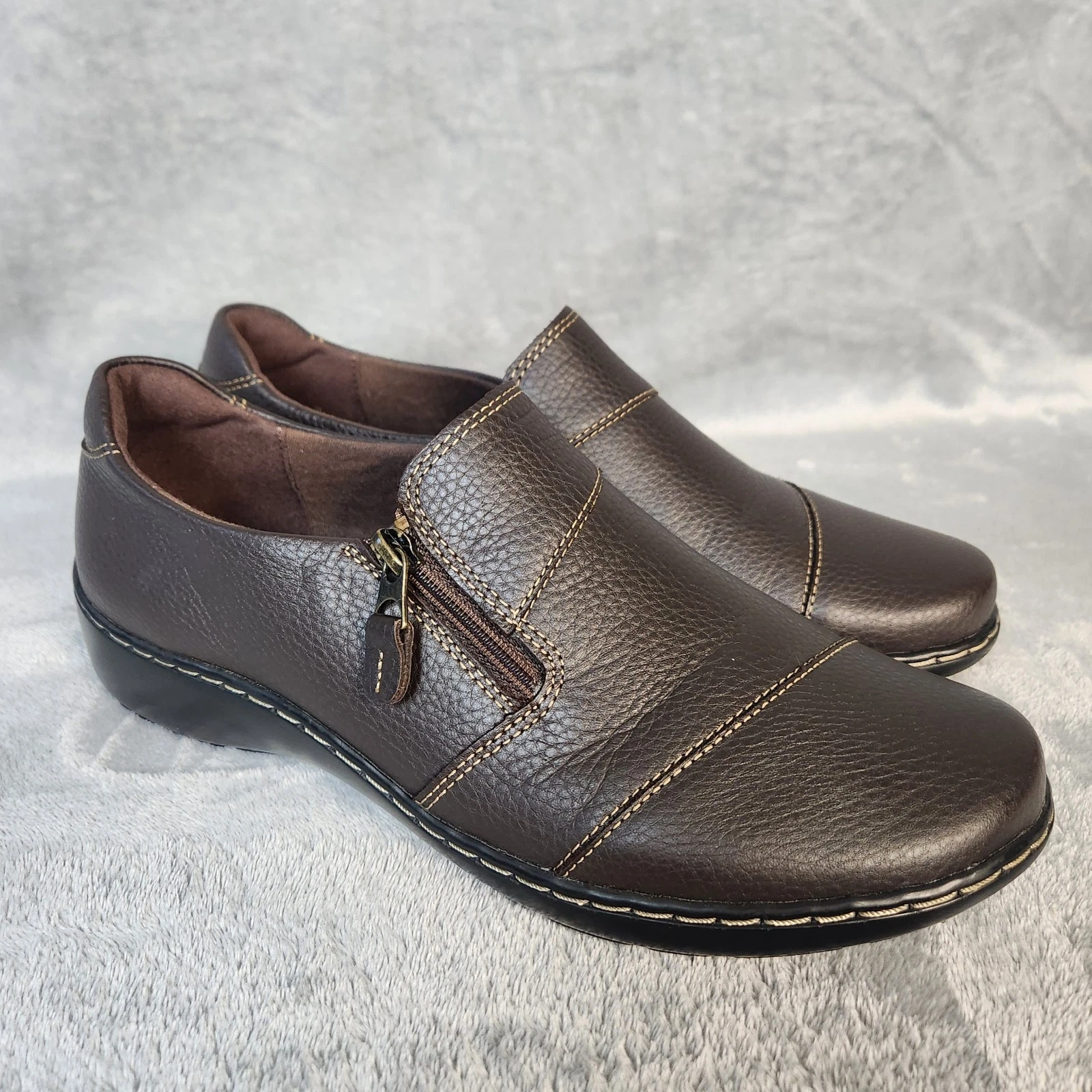 Scarpe mocassini Clarks Cora Harbor con zip da donna taglia 9M in pelle marrone scuro e zip