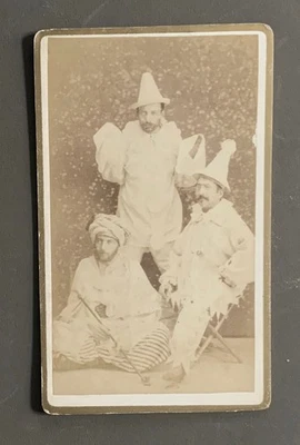 PHOTO ancienne sur carton Déguisement Hommes Mode - Photo 1/2