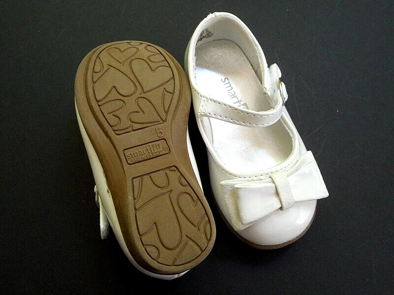 Zapatos de vestir Smartfit de charol blanco para niñas talla 5 Foto 2 de 2