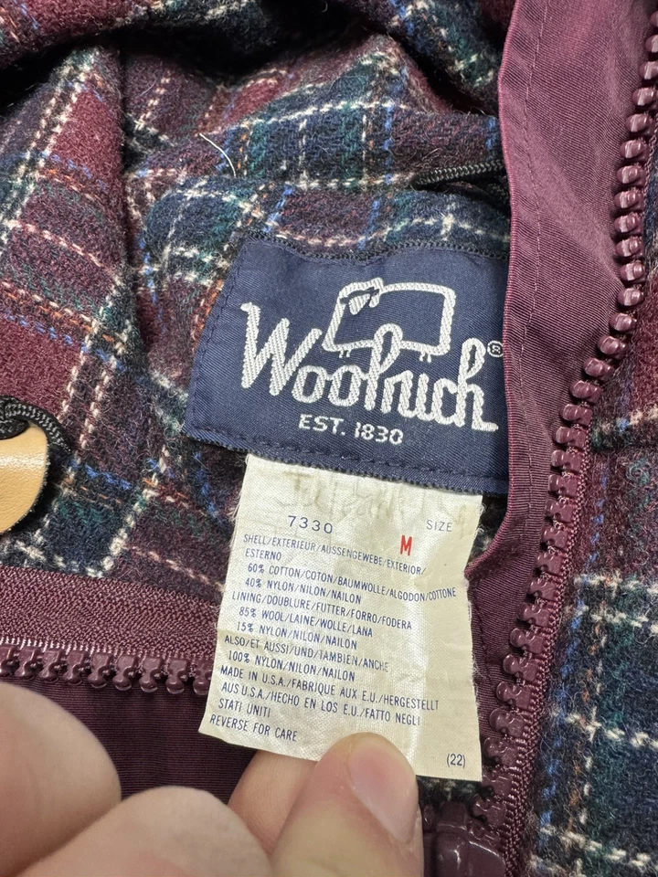 Abrigo parka vintage Woolrich para mujer con capucha forrado a cuadros borgoña hecho en EE. UU. Foto 3 de 4