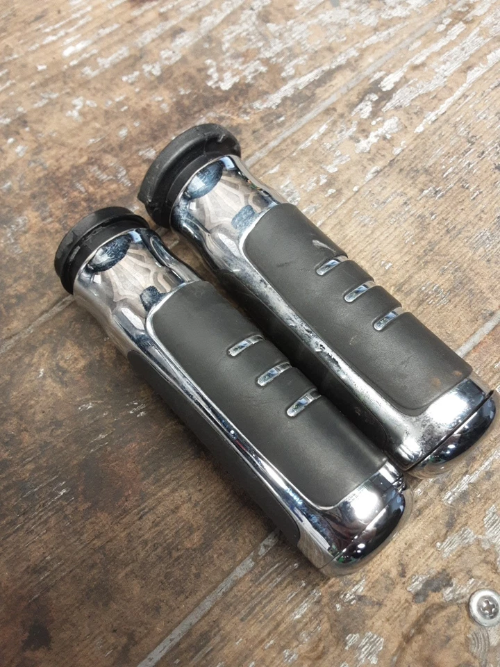 08-23 Par de empuñaduras Harley Davidson Touring Streamliner cromadas negras Foto 2 de 4