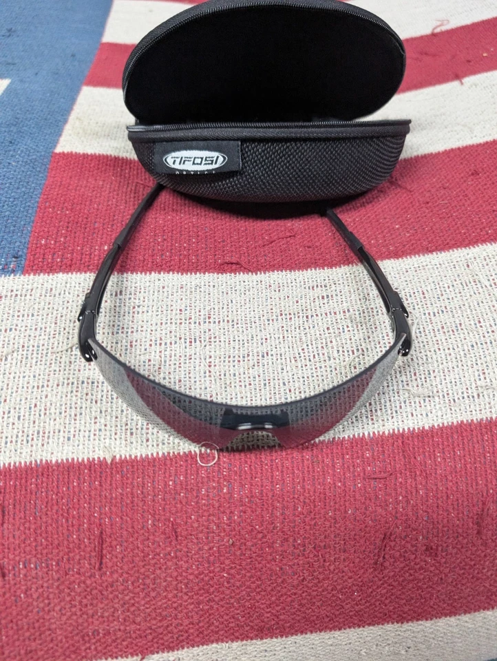 Gafas de sol Tifosi Optics Vogel negras T-F705 #2161 negras brillantes con lentes deslumbrantes de humo Foto 2 de 4