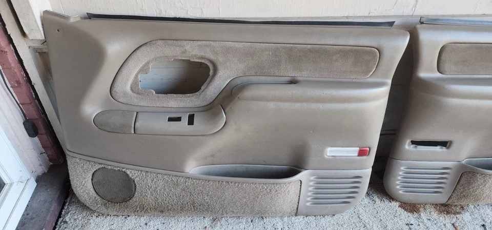 Par de paneles interiores de puertas delanteras Chevrolet K-1500 1996-99 Foto 2 de 4