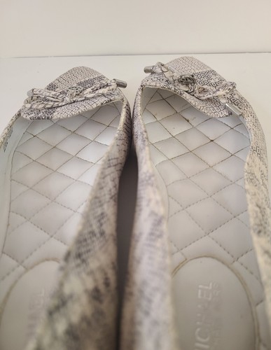 MICHAEL KORS Lady Flats Shoes Snakeskin Leather Silver Charm Size 8M Grey - Picture 8 of 9