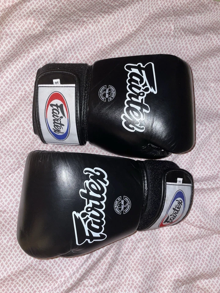 PAQUETE DE EQUIPO BLACK FRIDAY PRO: Fairtex 14 oz, cinturón eléctrico Venum & Cardillo XXL Foto 2 de 4
