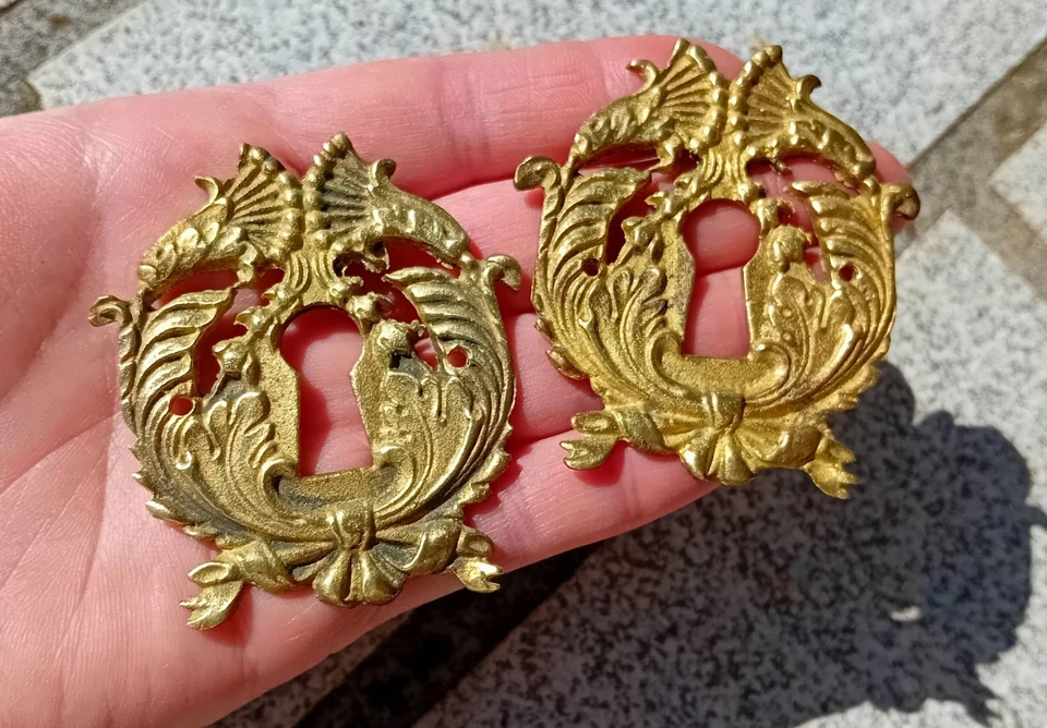 1 ANCIENNE ENTRÉE DE CLÉ SERRURE  DE MEUBLE en bronze ou laiton   N°15C - Photo 2/4