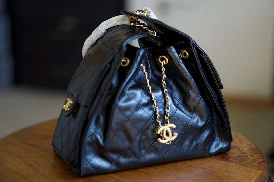 Bolso de Hombro Chanel 25 Hobo Acolchado Negro Cuero Engrasado - Herrajes Dorados Foto 2 de 4