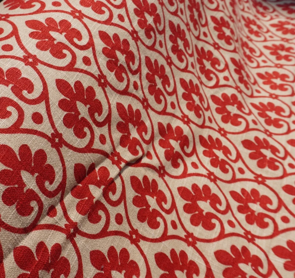 Tela de pergamino de damasco rojo Mill Creek repelente de suelo mezcla de algodón por 55" Foto 3 de 4