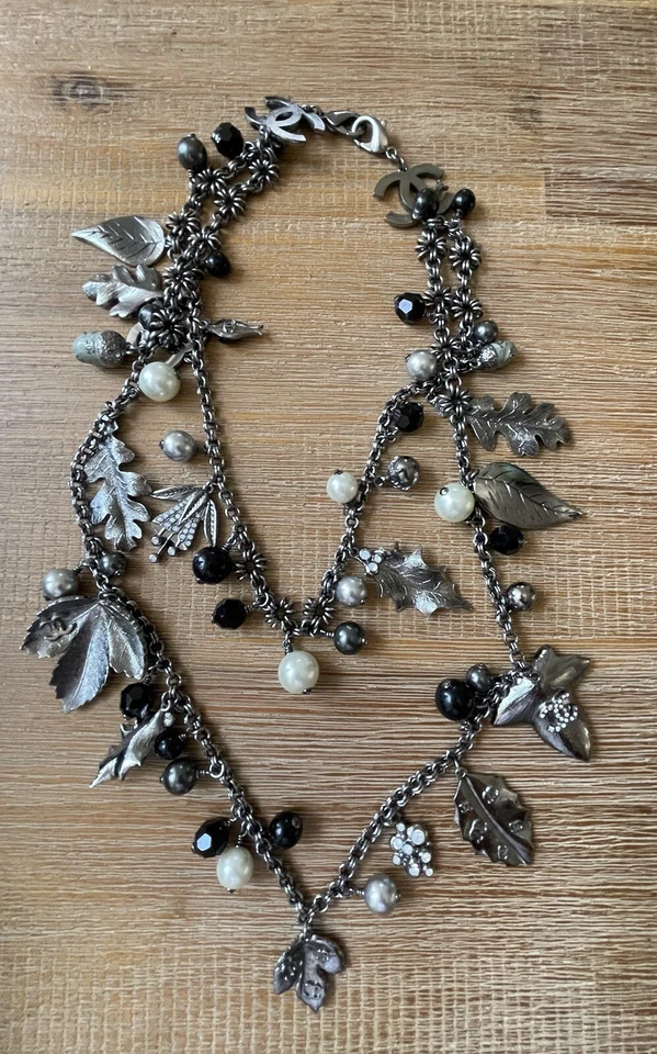 Chanel Collar Cadena Doble Capa, Perlas Blanquecinas con Logo CC Hojas de Higuera Foto 2 de 4